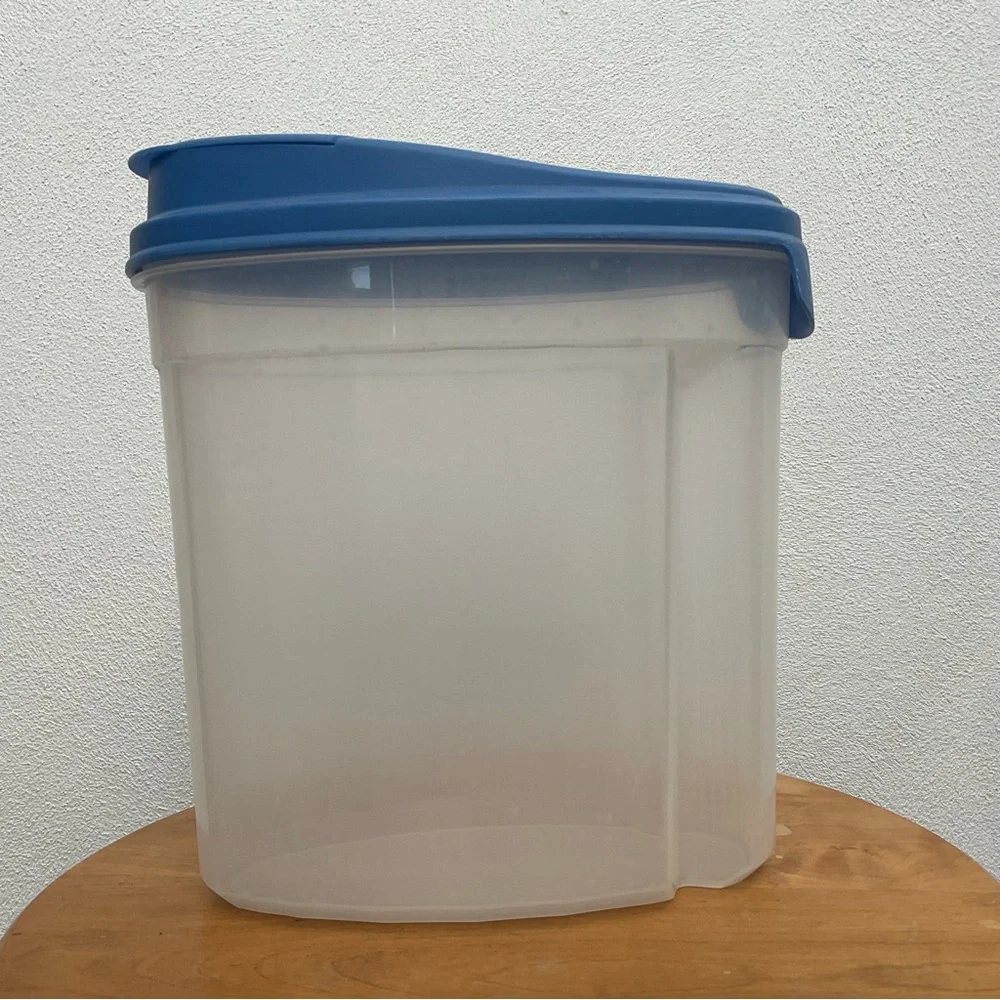 Rubbermaid Servin' Saver 3.5 quart lot of 2 Blue, Opaque Kitchen Storage